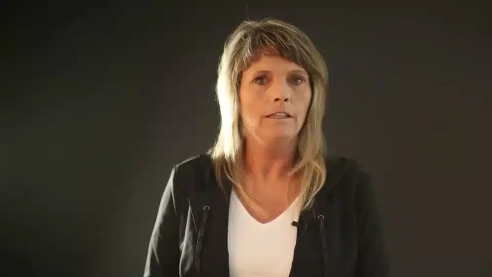 Elke M. Schneider in „Wir sind hier!“