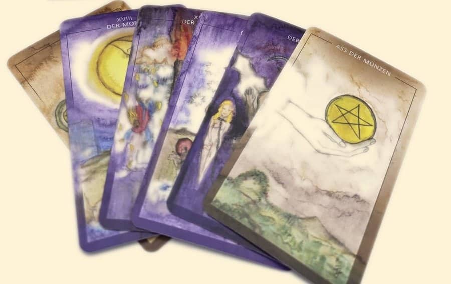 Tarotkarten auf einem Tisch